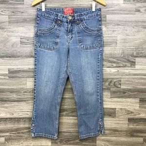 white levi capri jeans